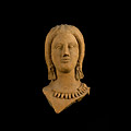 Pomezia - Museo Lavinium, Sala Mundus Muliebris, testa femminile con acconciatura con cordone e orecchini a catenella