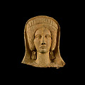 Pomezia - Museo Lavinium, Sala Mundus Muliebris, testa femminile velata con orecchini a catenella