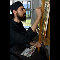 Un monaco iconista mentre dipinge un'icona