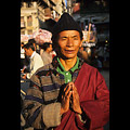 Kathmandu, esule tibetano in preghiera