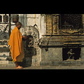 Valle di Kathmandu, Swayambhunath, monaco in preghiera