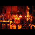 Orte - Processione del Venerdì Santo, le confraternite riunite in piazza della Libertà davanti alla Cattedrale intorno alla bara del Cristo
