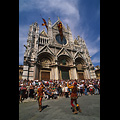 Siena - Palio, corteo storico, sbandierata con l'alzata degli alfieri della Chiocciola al Duomo