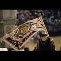 Siena - Palio, corteo storico, paggio maggiore porta le insegne della Lupa