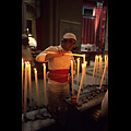 Viterbo - Macchina di Santa Rosa, un facchino accende una candela a Santa Rosa